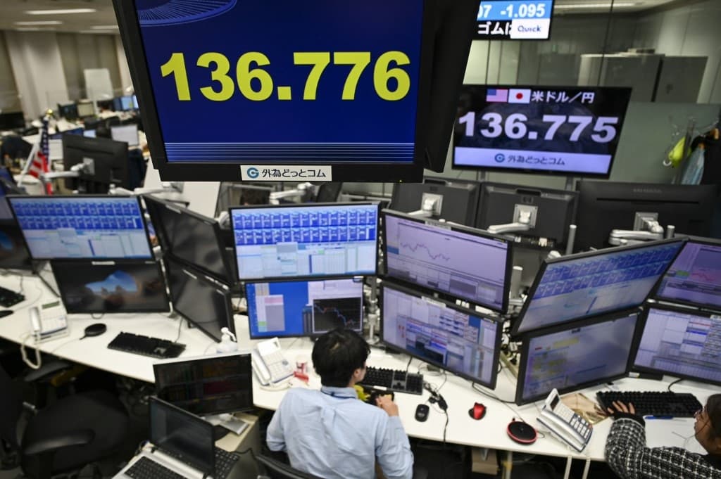 Fed rate hopes weigh on dollar, stocks fall ahead of US jobs data