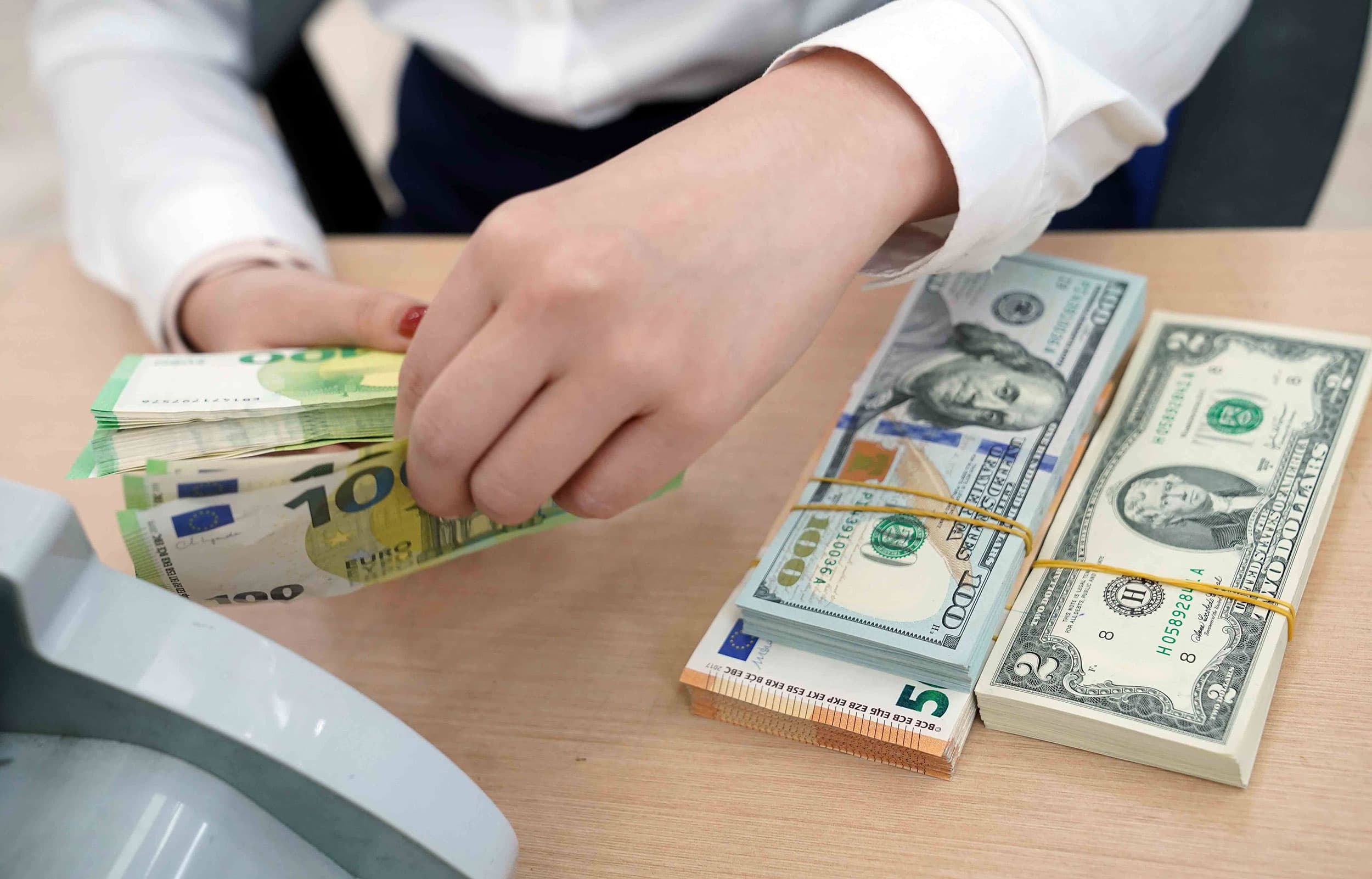 What rate profile helps the US dollar?