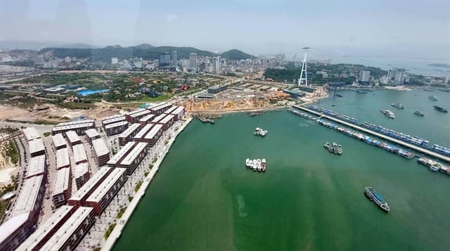 Quảng Ninh gives top priority to develop seaports