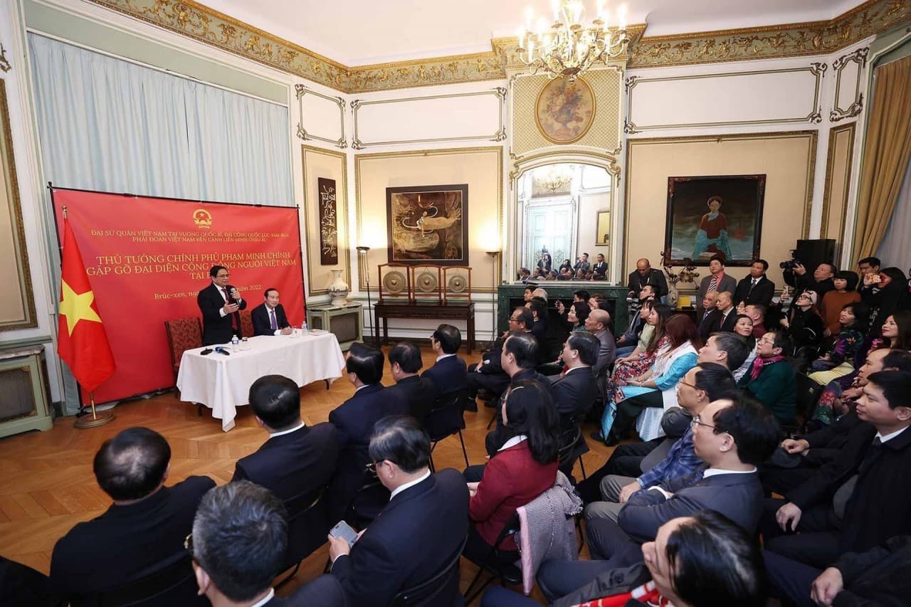Prime Minister meets representatives of Vietnamese community in Belgium