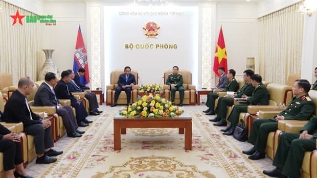 Defence Minister Phan Van Giang welcomes Minister of State of Cambodian Interior Ministry