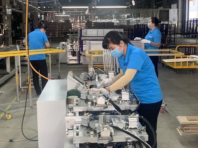 Việt Nam faces both opportunities and challenges amid changes in global FDI flow