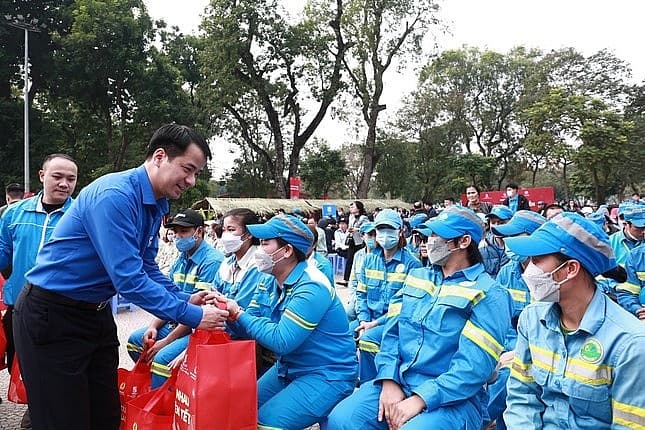 Sabeco's 'Together We Make Tet' campaign delivers gifts to workers