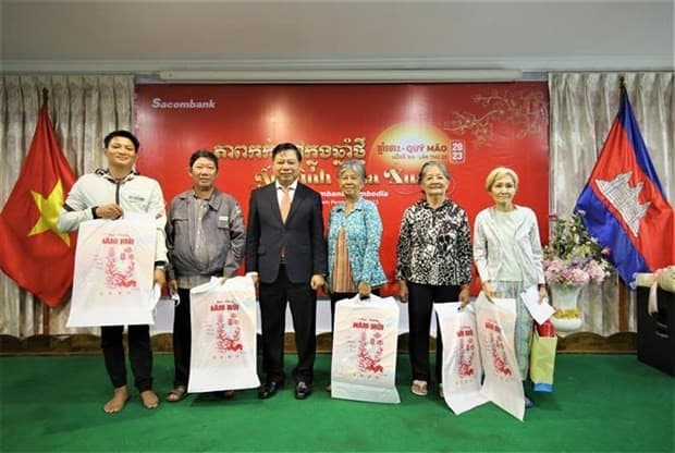 Vietnam Embassy gives Tet presents to Cambodians of Vietnamese origin