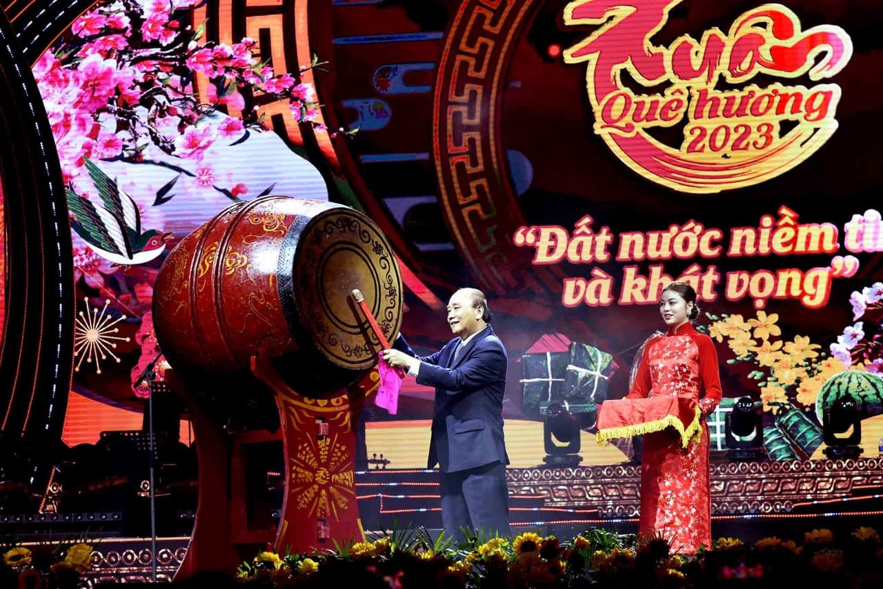 President Nguyen Xuan Phuc beats the drum to kick off 2023 'Xuan Que Huong'