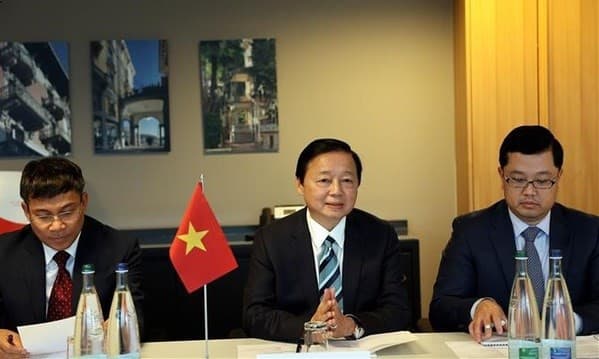 Deputy PM shares Vietnam's experience for food security, agricultural development in Davos