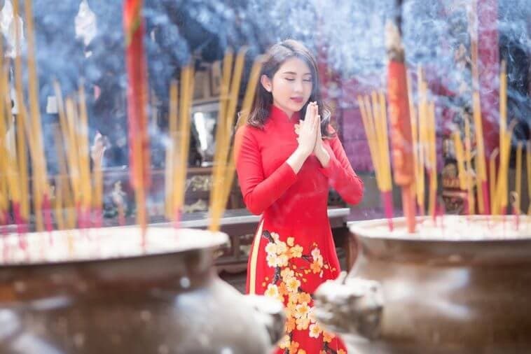 Vietnamese crowd pagodas on New Year’s Day