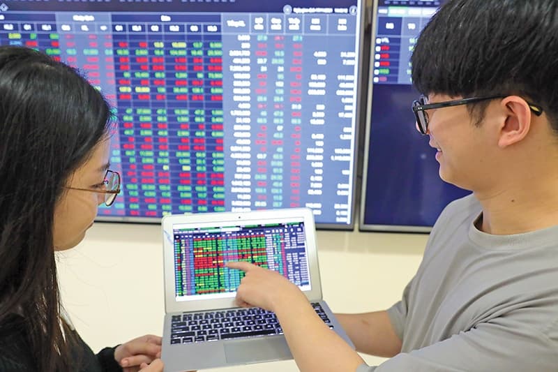 Competition heats up among stock brokers