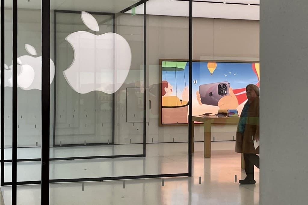 Google, Apple disappoint as tech earnings hit by gloom