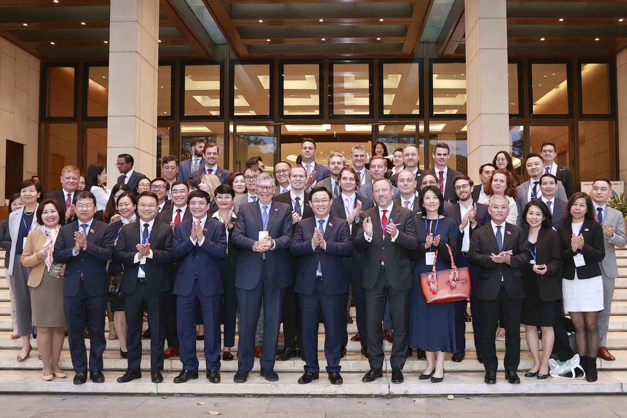 NA Chairman Vuong Dinh Hue works with EU-ABC, EuroCham delegation in Hanoi