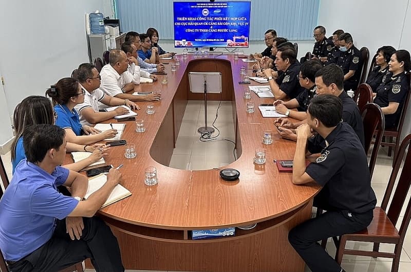 Saigon port area 4 Customs joints hand to facilitate trade