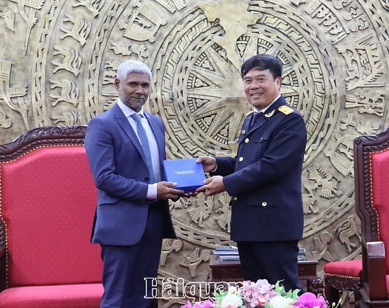 Deputy Director General of Vietnam Customs Nguyen Van Tho meets WCO’s representative