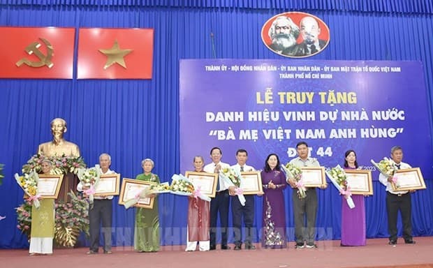 HCM City held ceremony to posthumously confer title "Heroic Vietnamese Mother"