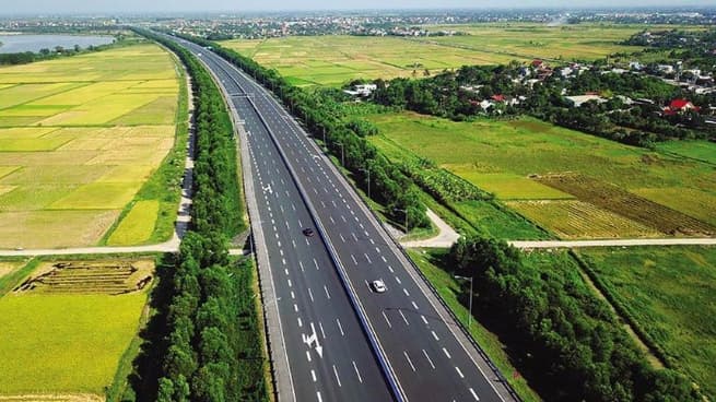 Politburo to Consider Investment Policy on High-speed Railways in 2023