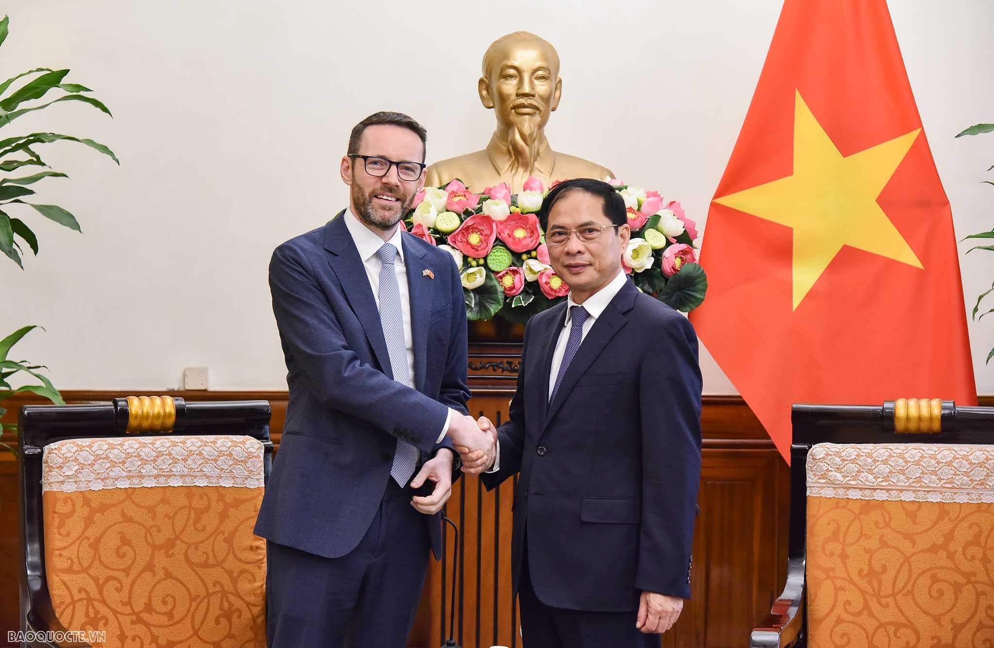 Foreign Minister receives British Ambassador to Vietnam Iain Frew
