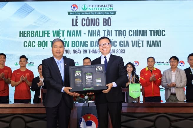 Herbalife Vietnam Sponsors National Football Teams