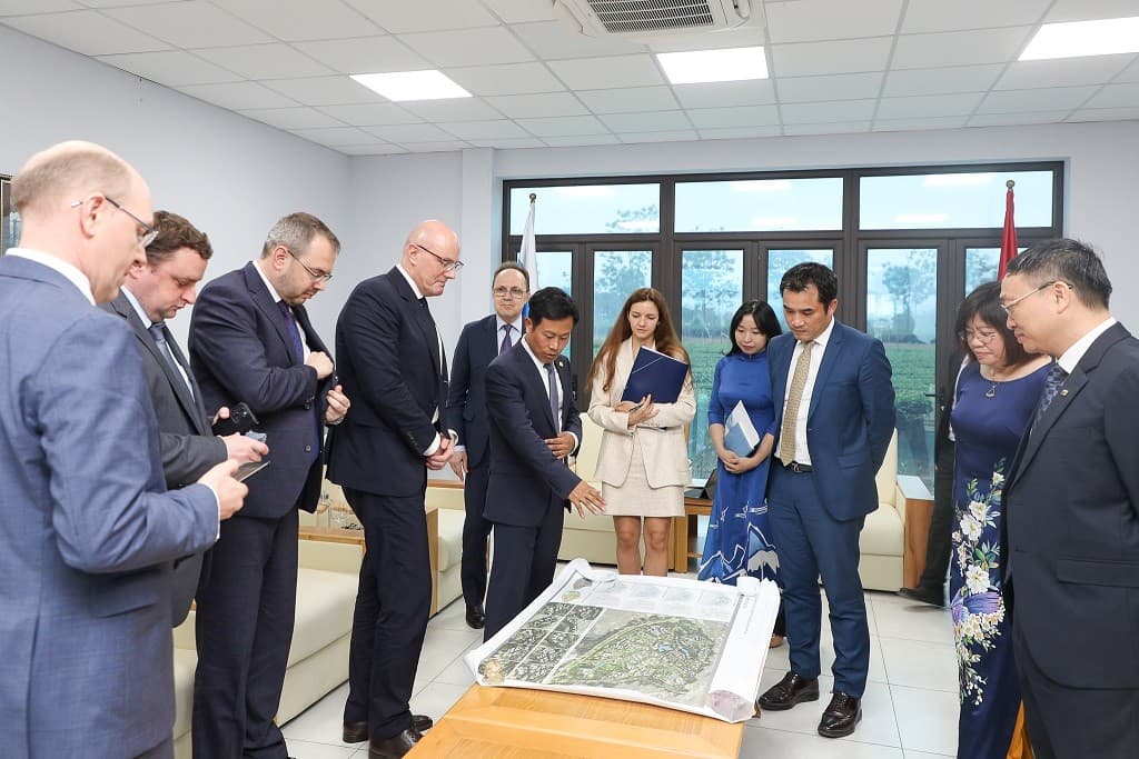 Russian Deputy PM D.N. Chernyshenko visits Vietnam National University, Hanoi