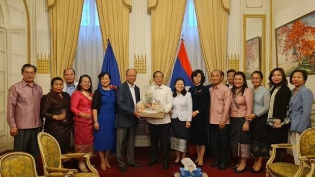 Vietnamese diplomats extend New Year greetings to Lao Embassy in France