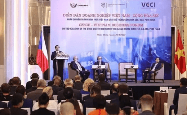 Vietnam, Czech Prime Ministers attend Business Forum to strengthen cooperation