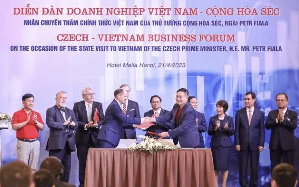 Vietjet signs cooperation agreement with Czech F Air to train high-quality aviation human resources