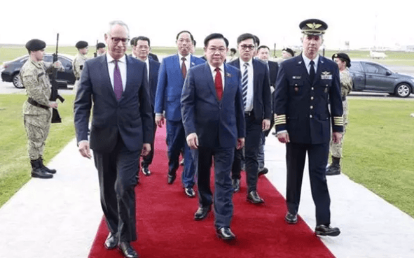 NA Chairman Vuong Dinh Hue arrived in Montevideo, starting official visit to Uruguay