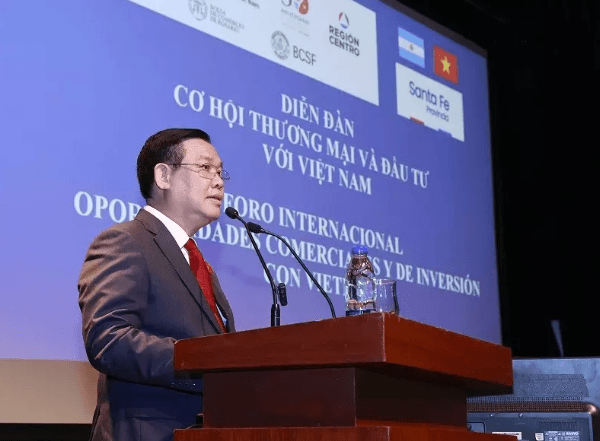 NA Chairman Vuong Dinh Hue attends Vietnam-Argentina Business Forum in Santa Fe