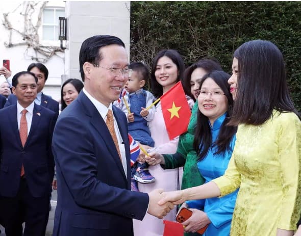 President Vo Van Thuong meets Vietnamese community in the UK