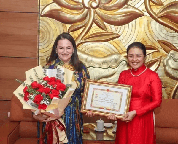 Friendship insignia awarded to UN Women Representative in Vietnam