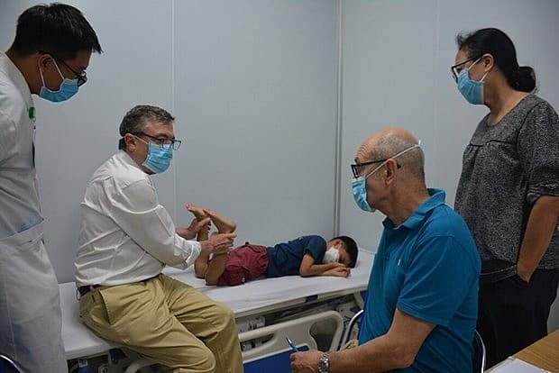 Nearly 400 Dak Lak children with motor impairment receive free screening