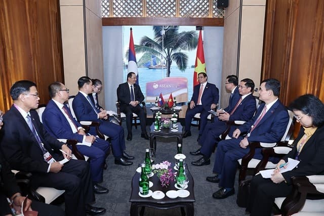 PMs agree on coordination to implement Việt Nam-Laos deals