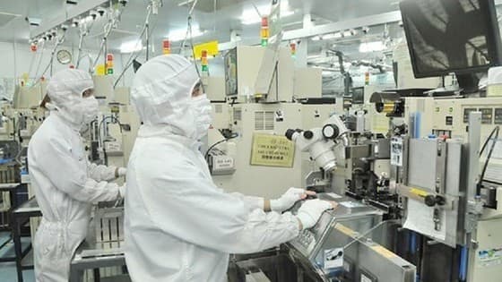 What advantages does HCMC use to attract FDI capital?