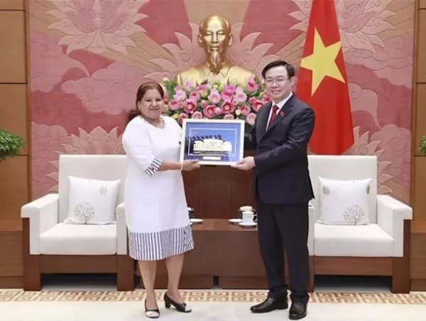 NA Chairman Vuong Dinh Hue receives Secretary General of Cuban Women's Union