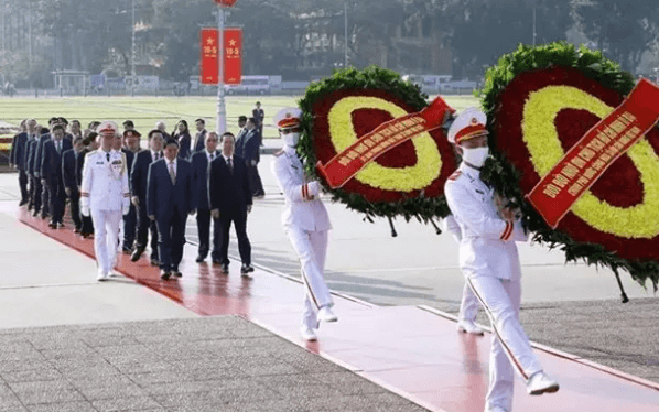 Leaders pay tribute to President Ho Chi Minh on 133rd birth anniversary