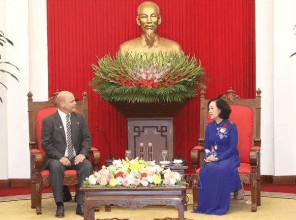Party Politburo member Truong Thi Mai receives Cuban guests