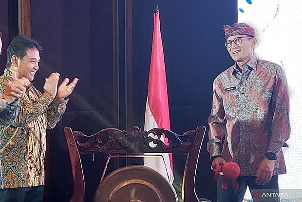 Indonesia sets tourism revenue target of 10 bln USD