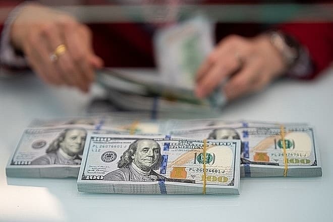Managing balance between exchange rate and inflation