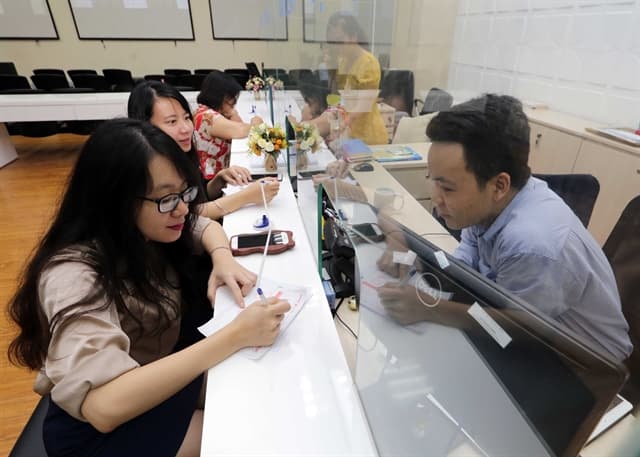 Shares mixed, money flows in blue chips