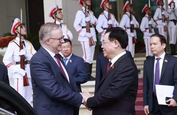 NA Chairman Vuong Dinh Hue meets with Australian Prime Minister