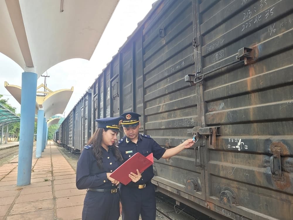 The first batch of Luc Ngan litchi shipped through Dong Dang Railway station