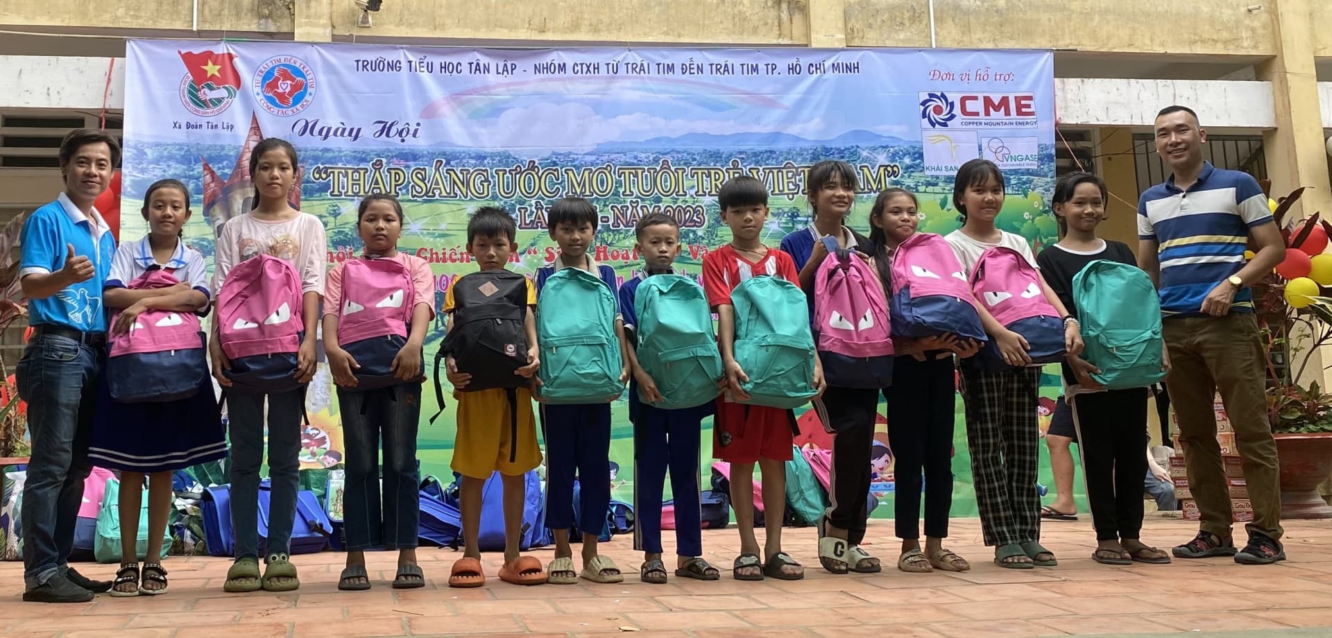 CME Solar offers scholarships to poor students in Tinh Bien