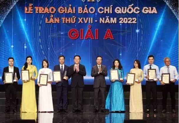 President Vo Van Thuong attended 17th National Press Awards ceremony