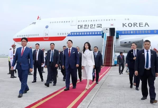 RoK President Yoon Suk Yeol arrives in Hanoi, starting State visit to Vietnam