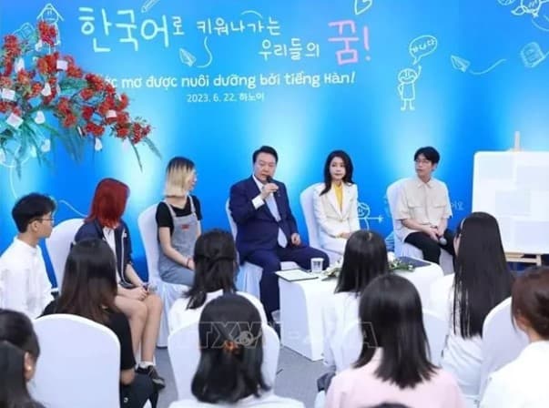 RoK President talks with Hanoi students
