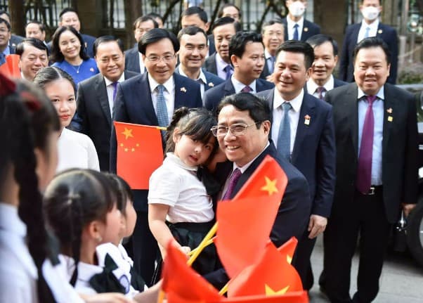 Prime Minister meets Vietnamese community in China