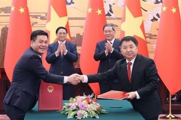 Prime Minister Pham Minh Chinh holds talks with Chinese Premier Li Qiang