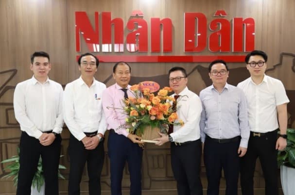 The media "joins hands" with businesses to catch up with the digital transformation trend.