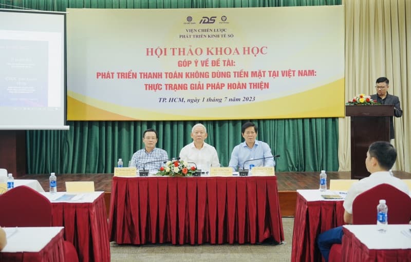 Vietnam grapples with challenges in cashless payments