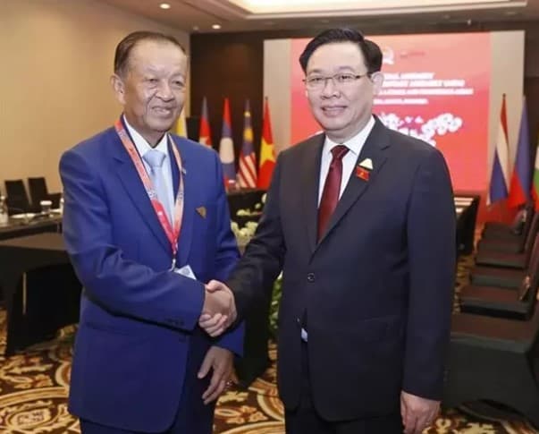NA Chairman Vuong Dinh Hue meets Speaker of Thailand’s Lower House in Jakarta