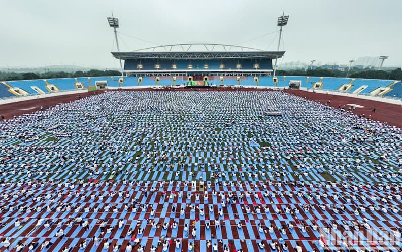 In pictures: 5,000 yogis form Vietnamese flag at My Dinh Stadium