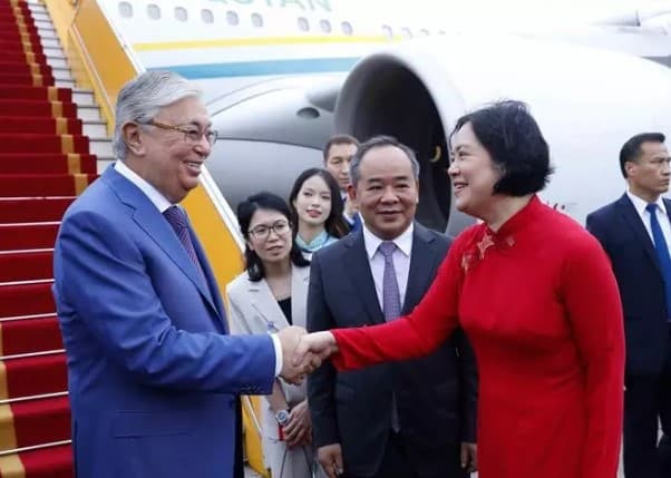 Kazakh President arrives in Hanoi, begins official visit
